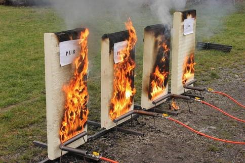 Tűzkísérlet 4 - Hogyan égnek a hőszigetelő anyagok? 