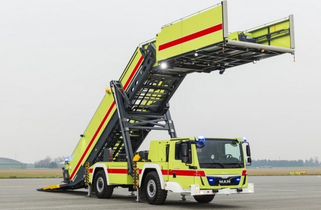 Speciális önjáró repülőtéri mentőlépcső a Rosenbauertől