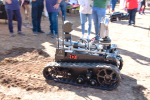 Kis méretű, lánctalpas robot a Lángtérben