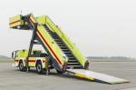 Speciális önjáró repülőtéri mentőlépcső a Rosenbauertől