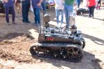 Kis méretű, lánctalpas robot a Lángtérben